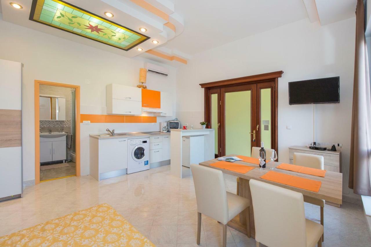 Apartma Leana *