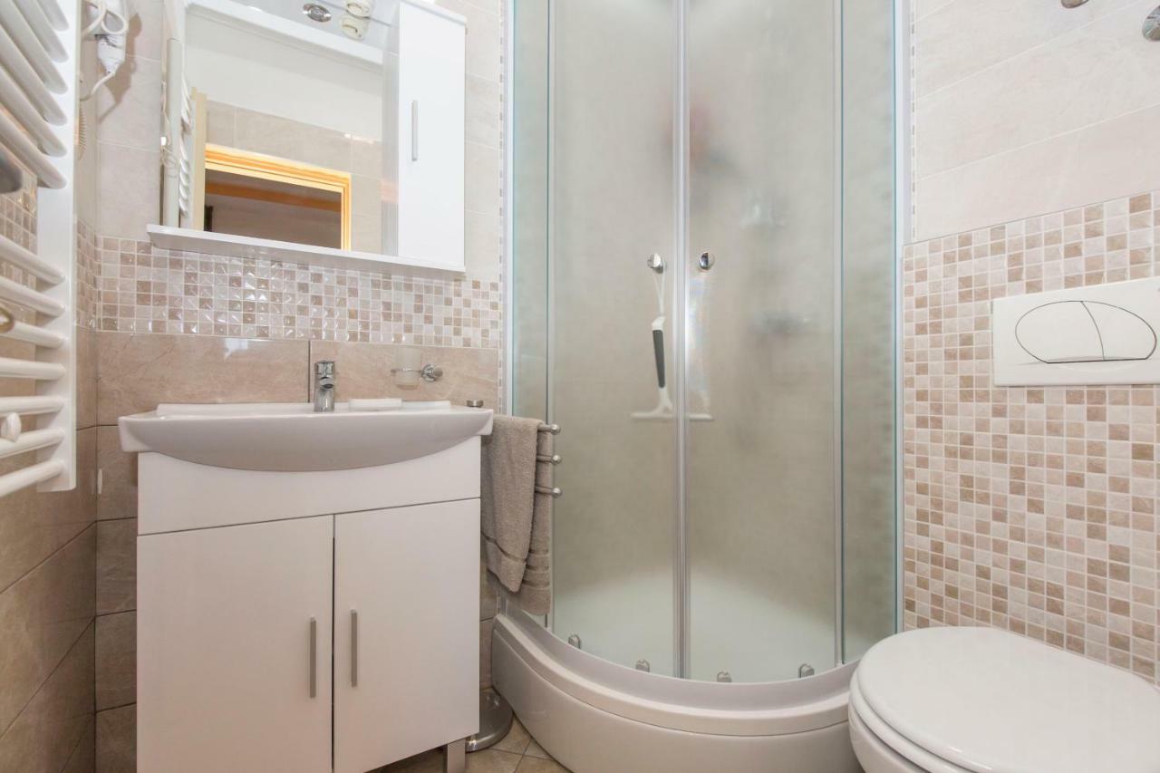 Apartma Leana *